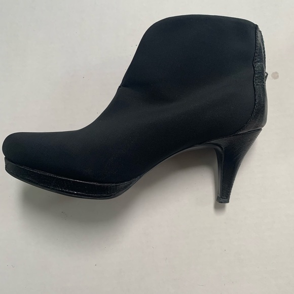 Bandolino booty.  Size 8 - Picture 10 of 10